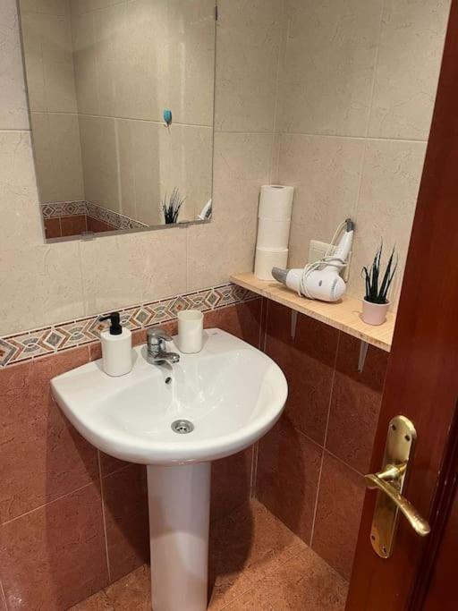 Acogedor Y Soleado Apartamento Recien Amueblado En Gijón Exterior foto